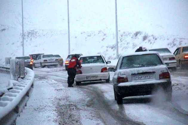 راه های تکاب در پی بارش برف مسدود شد