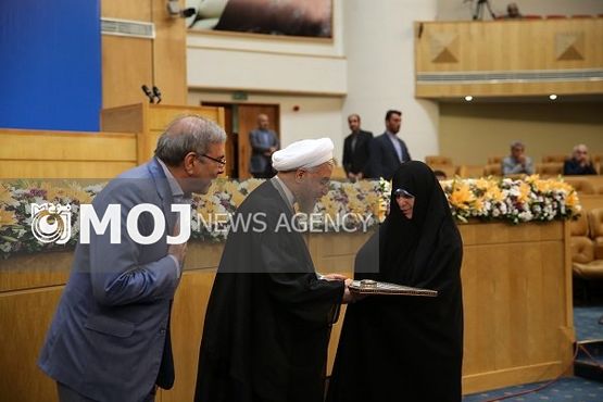 رئیس جمهور از خانوادههای شهدای دولت تجلیل کرد