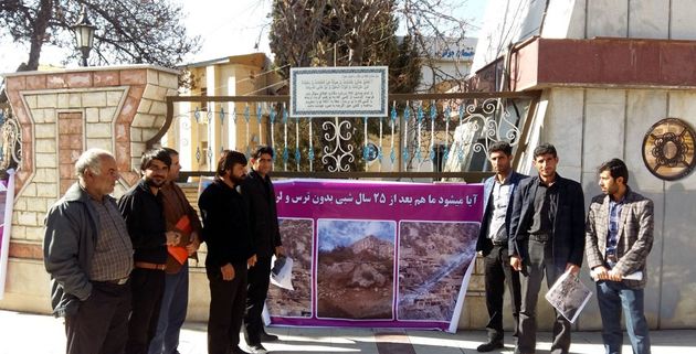 تجمع اهالی پیزرد بهرام بیگی در جلوی استانداری