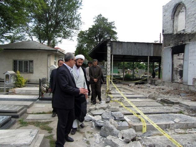 تسریع در ساخت مسجد امام رضا(ع)/سنگ های قبور در مسیر با رضایت خانواده هایشان تخریب شود