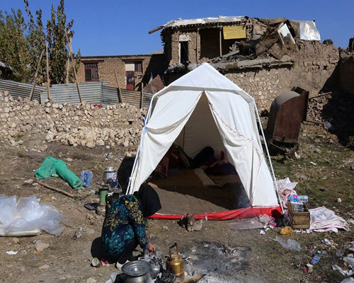 کمک کارکنان نیروی انتظامی گیلان برای ساخت مسکن مددجویان زلزلهزده کرمانشاه