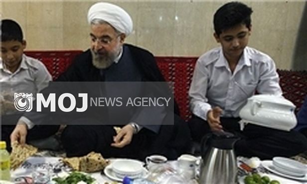 ضیافت افطار روحانی با ایتام و مددجویان کمیته امداد و بهزیستی