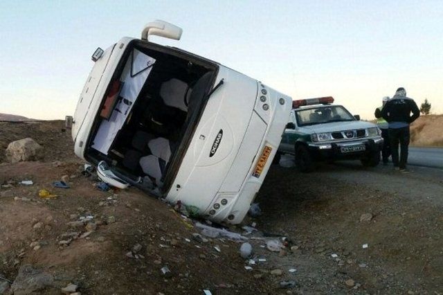 مصدومیت 7 مسافر به دلیل واژگونی اتوبوس در محور مهریز به انار