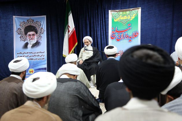 روحانیون در هدایت مردم راه معروف را بروند و پای درراه منکر نگذارند