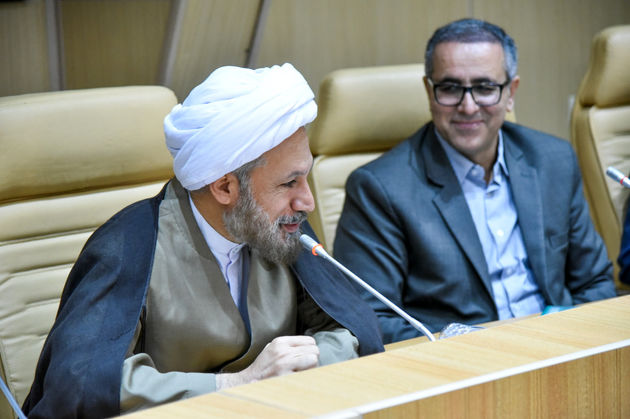 مدیران باید با کمال جدیت کار و برای حل مشکلات تلاش کنند