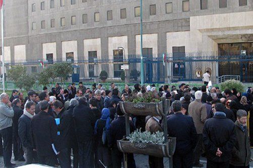 جمعی از آموزشدهندگان نهضت سوادآموزی مقابل مجلس تجمع کردند