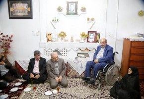 دیدار استاندار قم و مدیران استان با خانواده شهدای روستایی