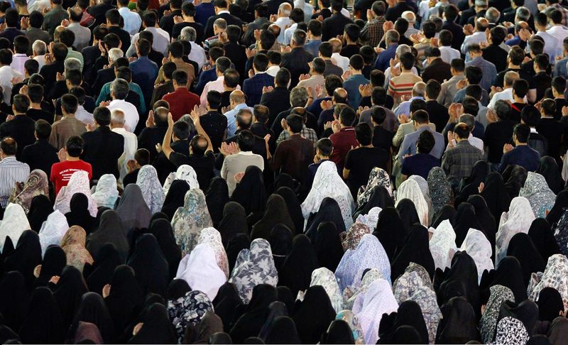 اقامه باشکوه نماز دهه اول ذیالحجه در حرم منوّر رضوی