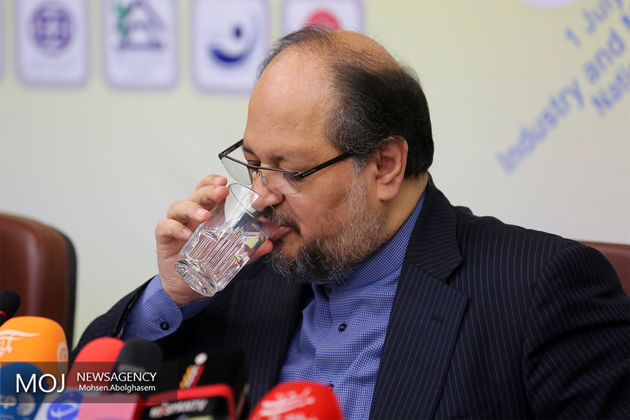 حضور تعدادی از نمایندگان مجلس در دفتر کار وزیر صنعت/ آیا بحث استیضاح وزیر صنعت در میان است؟