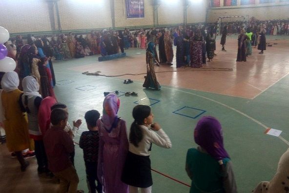 جشنواره بازیهای بومی محلی بانوان در کوزران کرمانشاه برگزار شد