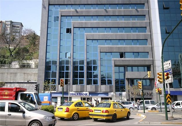 بانکدار ترک اتهام تبانی برای دور زدن تحریم های ایران را رد کرد