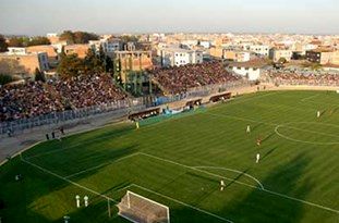 خطر و ریزش جایگاه تماشاگران در ورزشگاه شهید وطنی قائم شهر وجود دارد