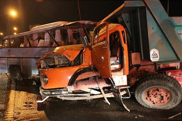 جزئیات برخورد اتوبوس ولوو با تریلی دانگ فنگ