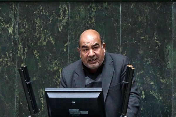گریه جوانان لیسانسه را می بینیم/ ربیعی نتوانست جلوی رانتها را بگیرد