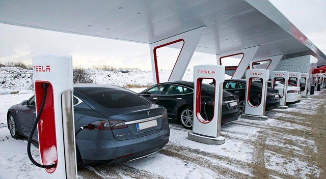 ایستگاههای شارژ خودروهای "تسلا" خورشیدی میشوند