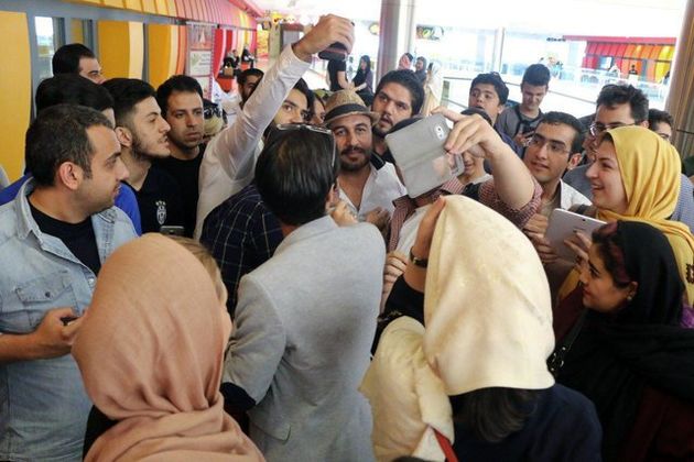 افتتاحیه «نهنگ عنبر» با طعم کیک تولد رضا عطاران