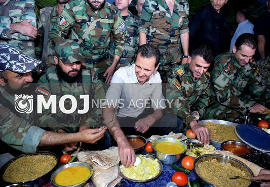 بشار اسد در ضیافت افطاری سربازان سوریه + عکس