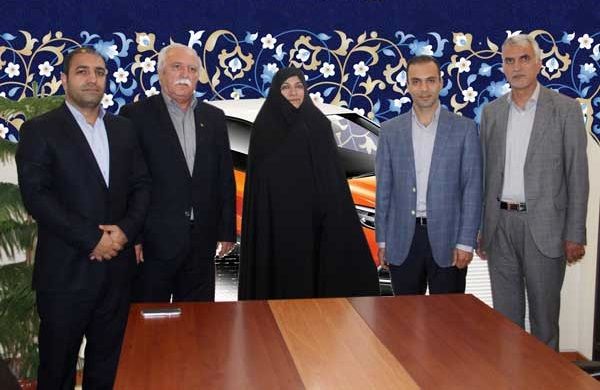 برنده قرعه کشی سومین مرحله باشگاه مشتریان بانک آینده جایزه ویژه خود را دریافت کرد