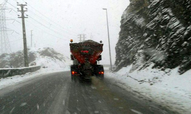بارش برف در محور چالوس/ ترافیک پرحجم در محور هراز