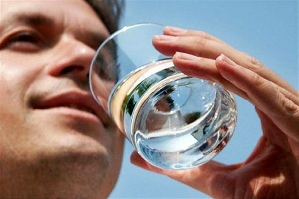 چرا بعضی افراد همیشه احساس تشنگی میکنند؟/سندروم خشکی دهان چیست؟