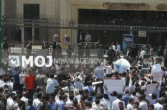 تحصن بازنشستگان نیروهای مسلح مقابل مجلس شورای اسلامی