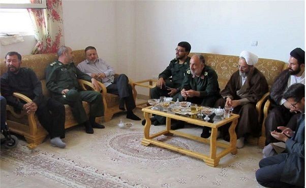 فرمانده سپاه استان قم با خانواده شهدای بخش سلفچگان دیدار کرد