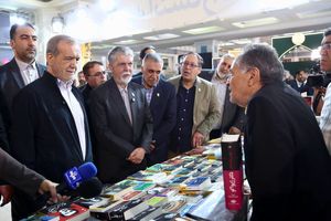 کتاب‌ها باید بر اساس مسائل و نیاز روز جامعه نوشته شوند