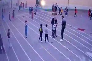 نجات جان دانش‌آموز از خفگی توسط معلم تبریزی وسط حیاط مدرسه! + فیلم