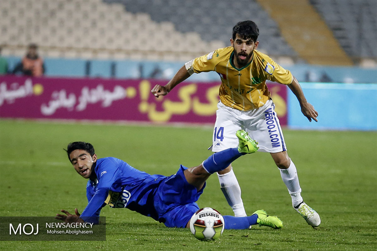 دیدار تیم های فوتبال استقلال تهران و صنعت نفت آبادان