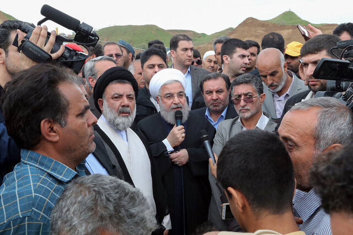 روحانی در اجتماع مردم سیل زده پلدختر