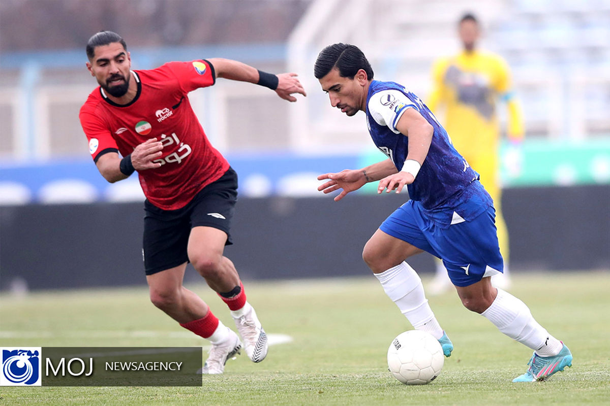 دیدار تیم های فوتبال تراکتور و استقلال