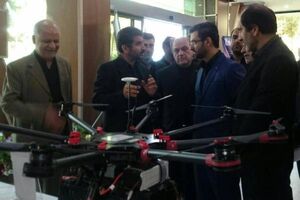 بازدید آذری جهرمی از نمایشگاه دستاوردهای فضایی ایران