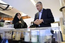 زهرا بهروز آذر از نمایشگاه دستاوردهای صنعت هسته‌ای بازدید  کرد