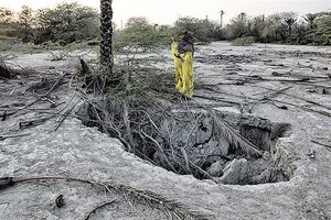 فروچاله ها در حال بلعیدن دشت میناب