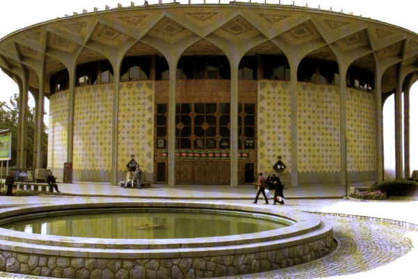 تئاتر یک روز تعطیل می‌شود