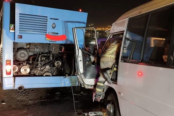 تصادف زنجیره‌ای چهار سرویس پرسنلی در بزرگراه همدانی / راننده مینی‌بوس محبوس شد+ تصاویر