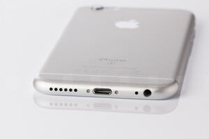 iOS ۱۰ وجود رطوبت در درگاه لایتینگ را تشخیص می‌دهد