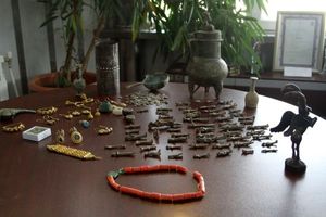 کشف ۳۴ قطعه شیء عتیقه در دلفان