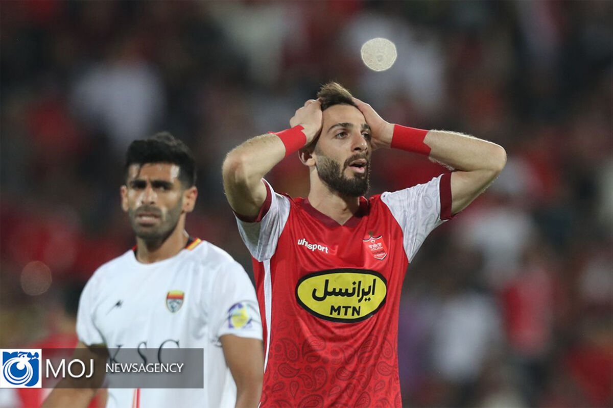 دیدار تیم‌ های فوتبال پرسپولیس و فولاد خوزستان 