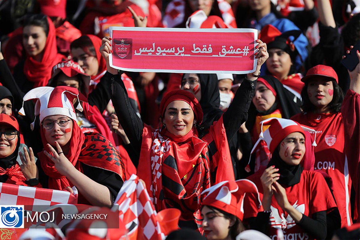 دیدار تیم‌های فوتبال پرسپولیس و صنعت نفت آبادان