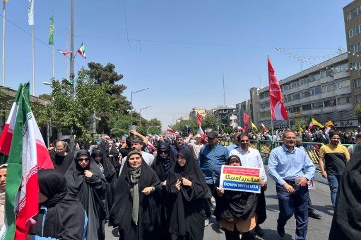 فرزانه صادق در جمع مردم در راهپیمایی خشم و نصر