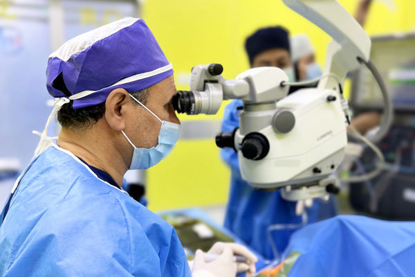 نخستین عمل جراحی ضایعه عروقی مغز از طریق چشم در مشهد صورت گرفت