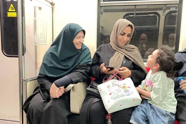 رئیس سازمان حفاظت محیط زیست با مترو عازم محل جلسه شد