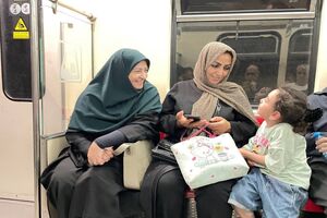 رئیس سازمان حفاظت محیط زیست با مترو عازم محل جلسه شد