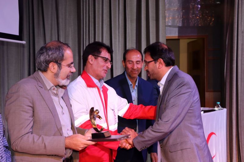کسب سه رتبه برتر و دریافت لوح تقدیر و تندیس ویژه روابط عمومی جمعیت هلال استان اصفهان