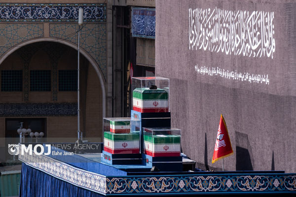 آیت‌الله سبحانی بر پیکر مطهر رهبر شهید انقلاب اقامه نماز می‌کند