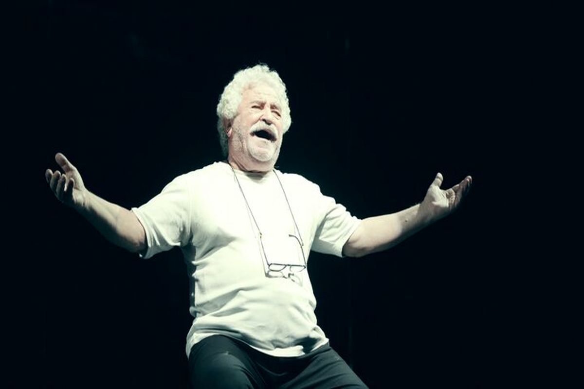 کاظم هژیرآزاد و نمایش خندیدن زیر مشت و لگد