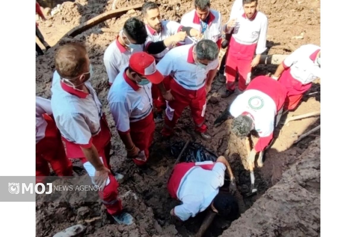 لحظه پیدا شدن پیکر پسر بچه 10 ساله در سیل جاده چالوس 