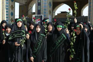 تجمع باشکوه بانوان محله نوغان مشهد با برافراشتن پرچم خونخواهی رهبر شهید