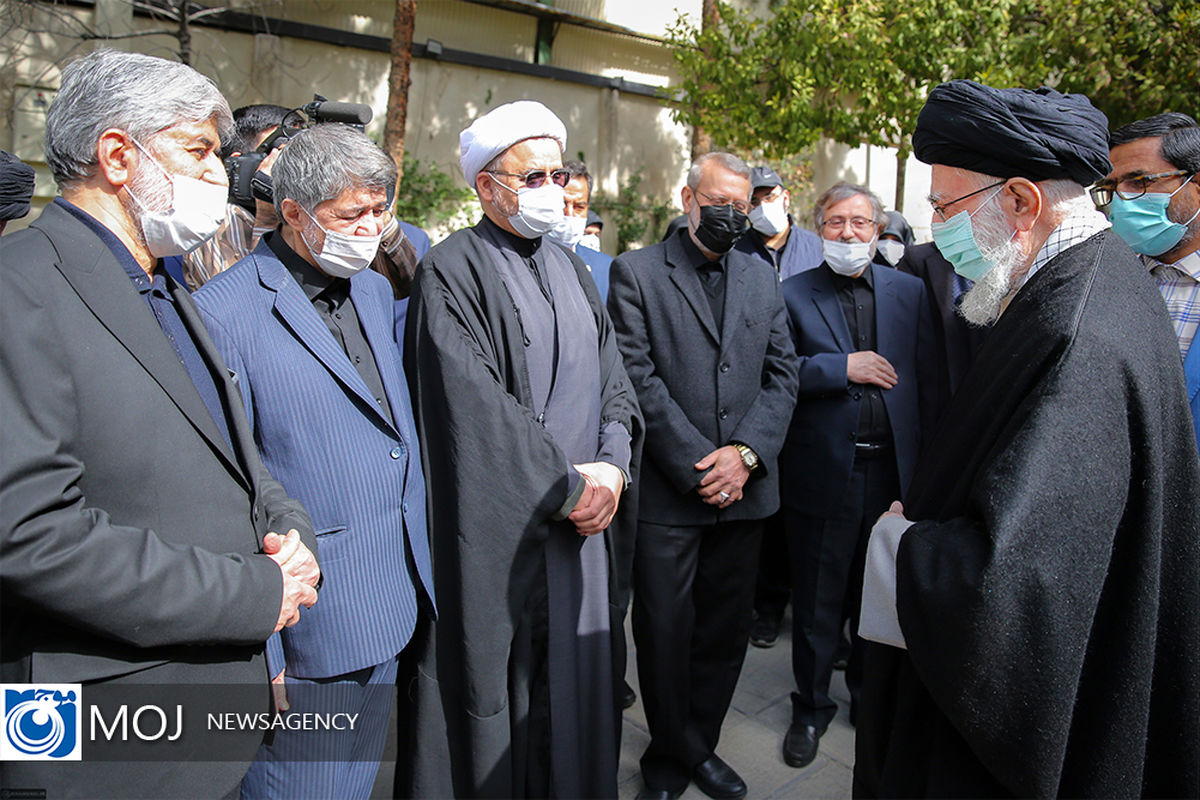 اقامه نماز رهبر انقلاب بر پیکر همسر شهید آیت‌ الله مطهری